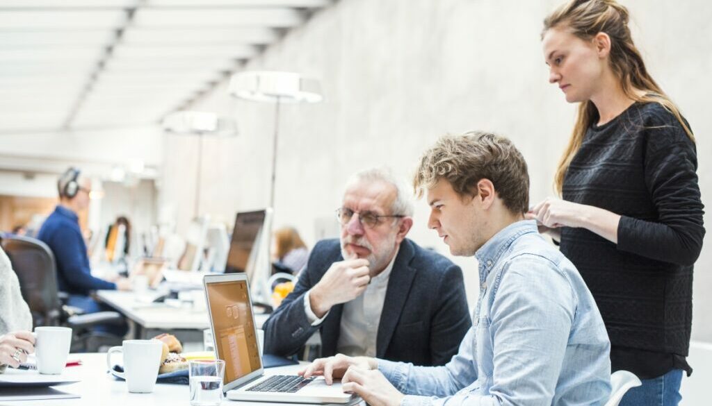 Optimized-concentrated-business-people-preparing-project-on--3JCUJ35_1 Optimized-concentrated-business-people-preparing-project-on--3JCUJ35_1